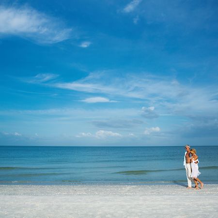 Holiday Inn Express & Suites Naples Downtown - 5Th Avenue By Ihg Exterior foto